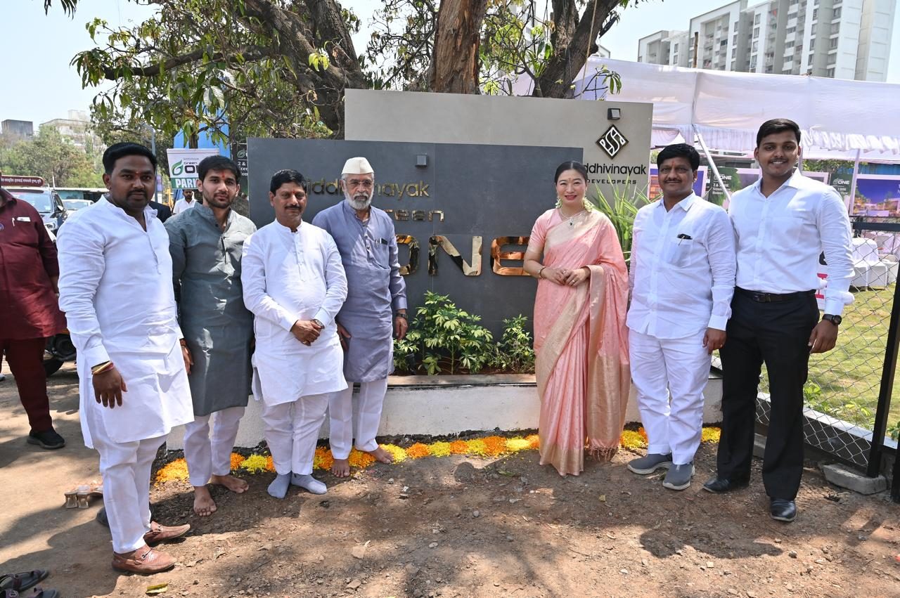 Team at the Green One monument